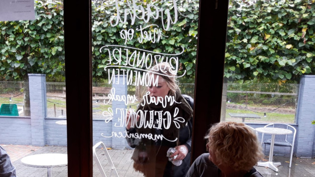 Handletteren op ramen voor groepen - workshop