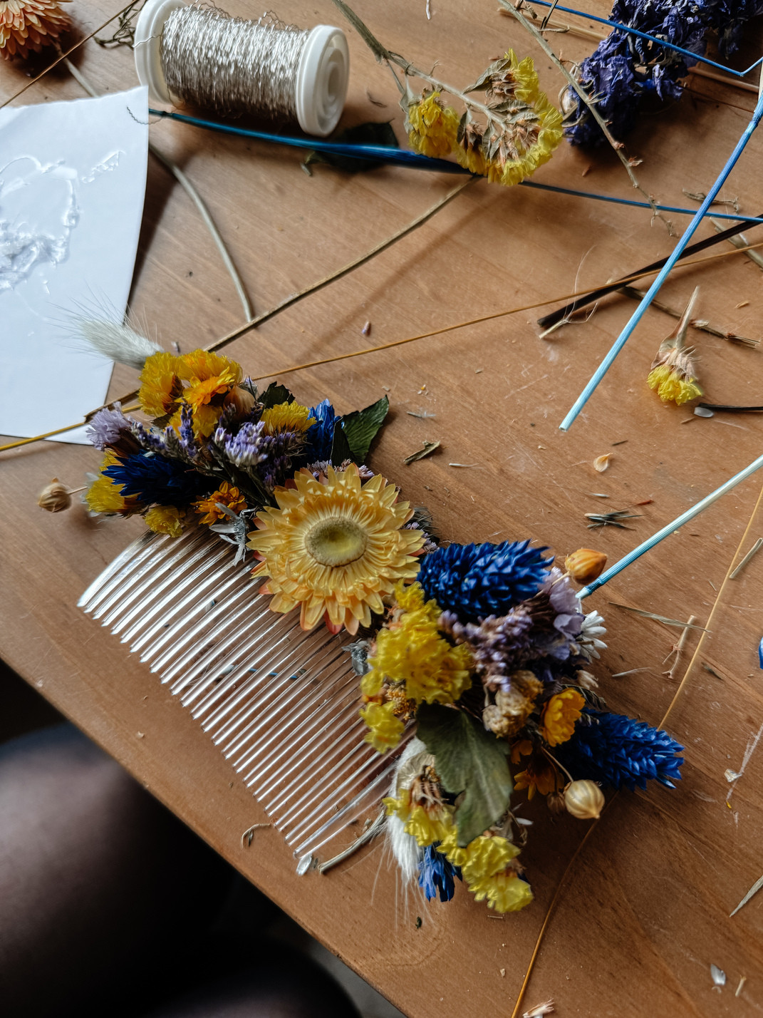 Workshop - Bloemen in je Lokken – DIY haarspeld met droogbloemen - Foto