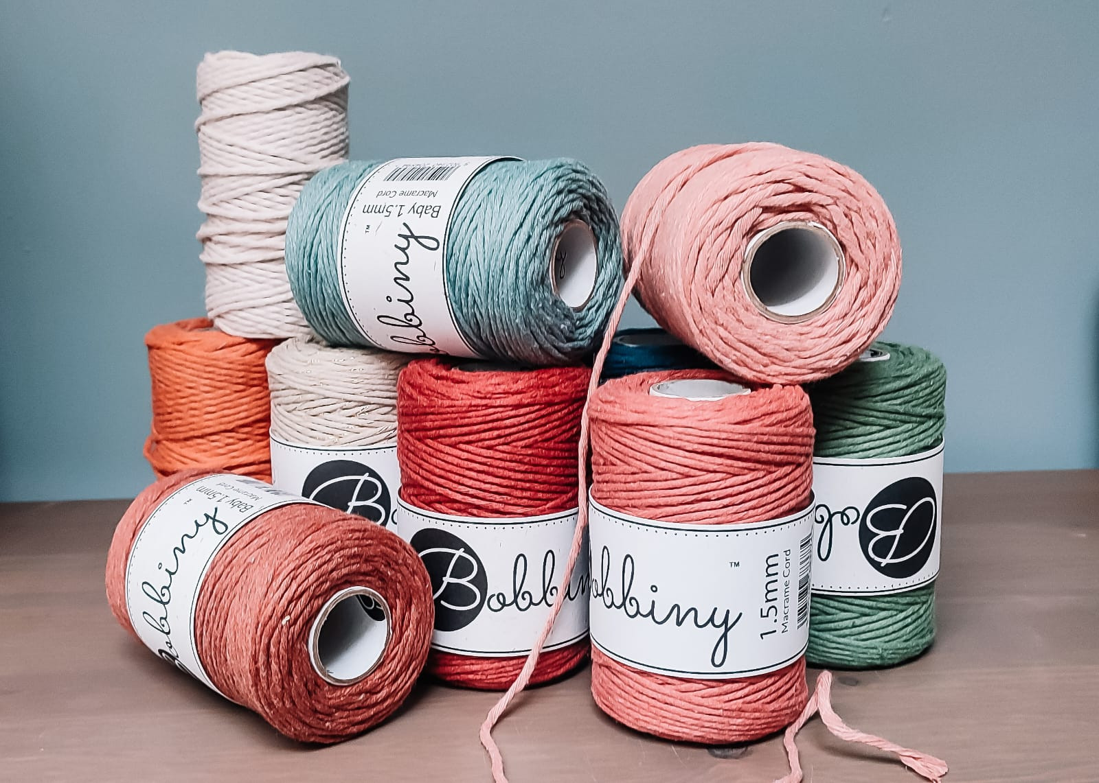 Workshop macramé oorbellen maken onder collega's - Foto