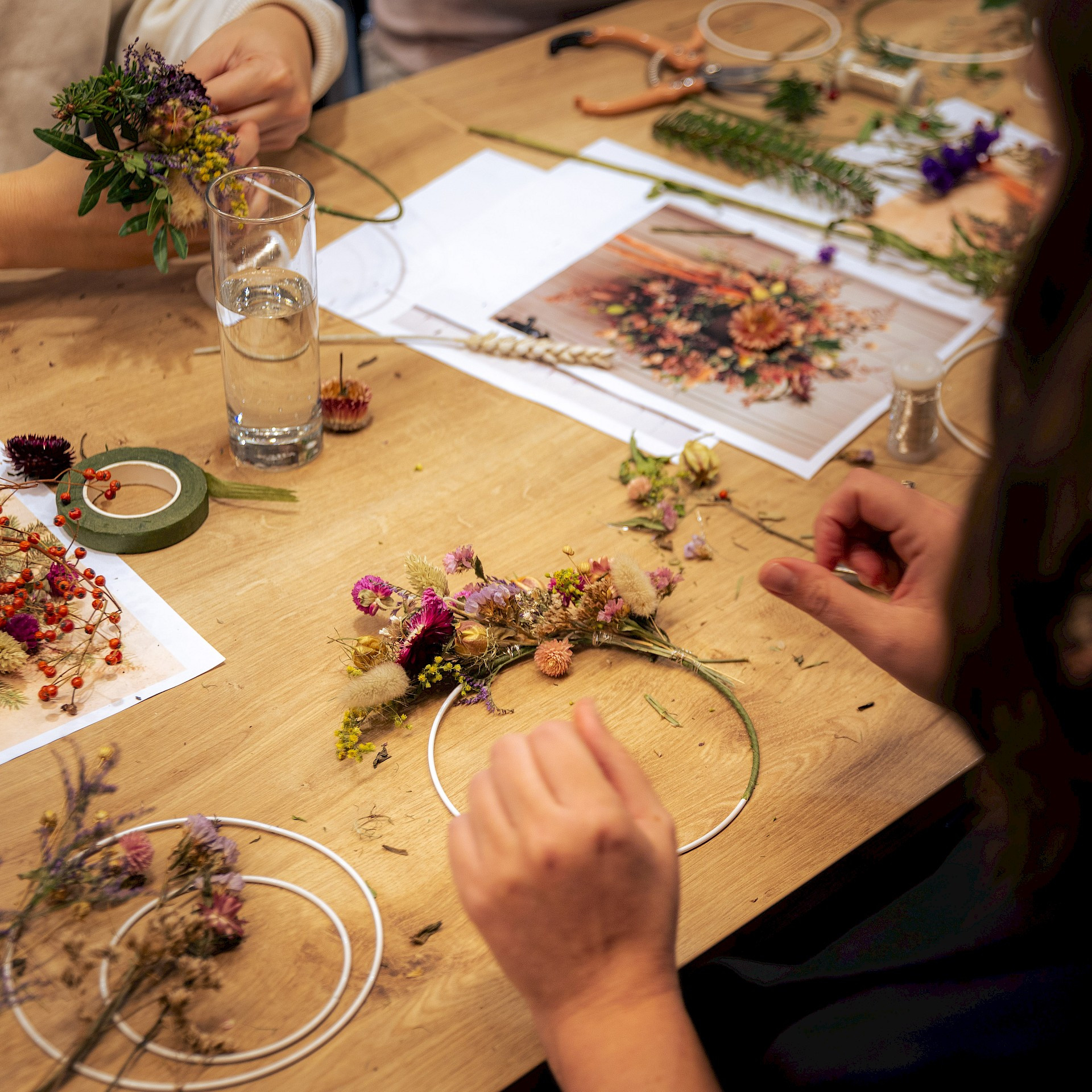 Mini workshop Kerstkrans voor events en bedrijven - Foto