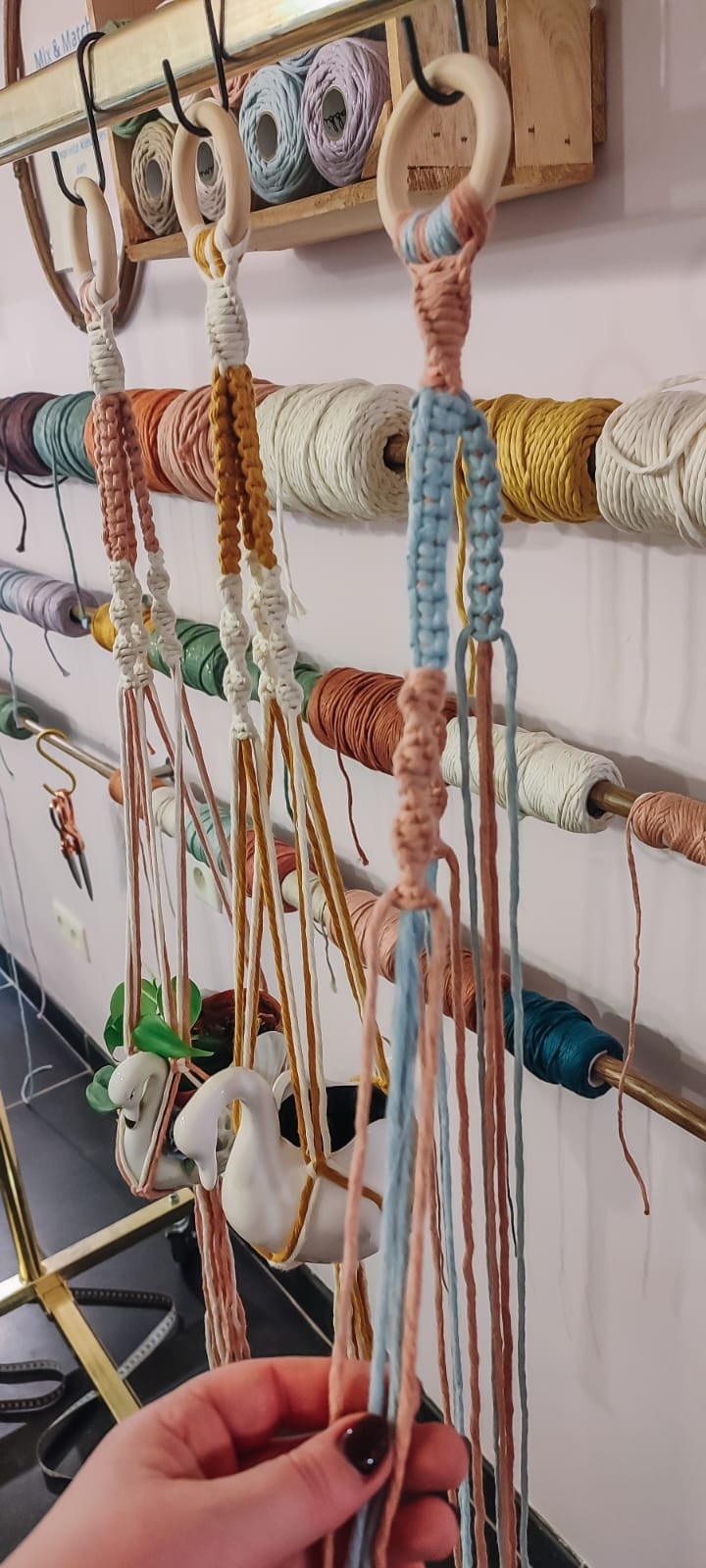 Workshop Macramé & Sip: duokleur plantenhanger @ Vleeshalle - Foto