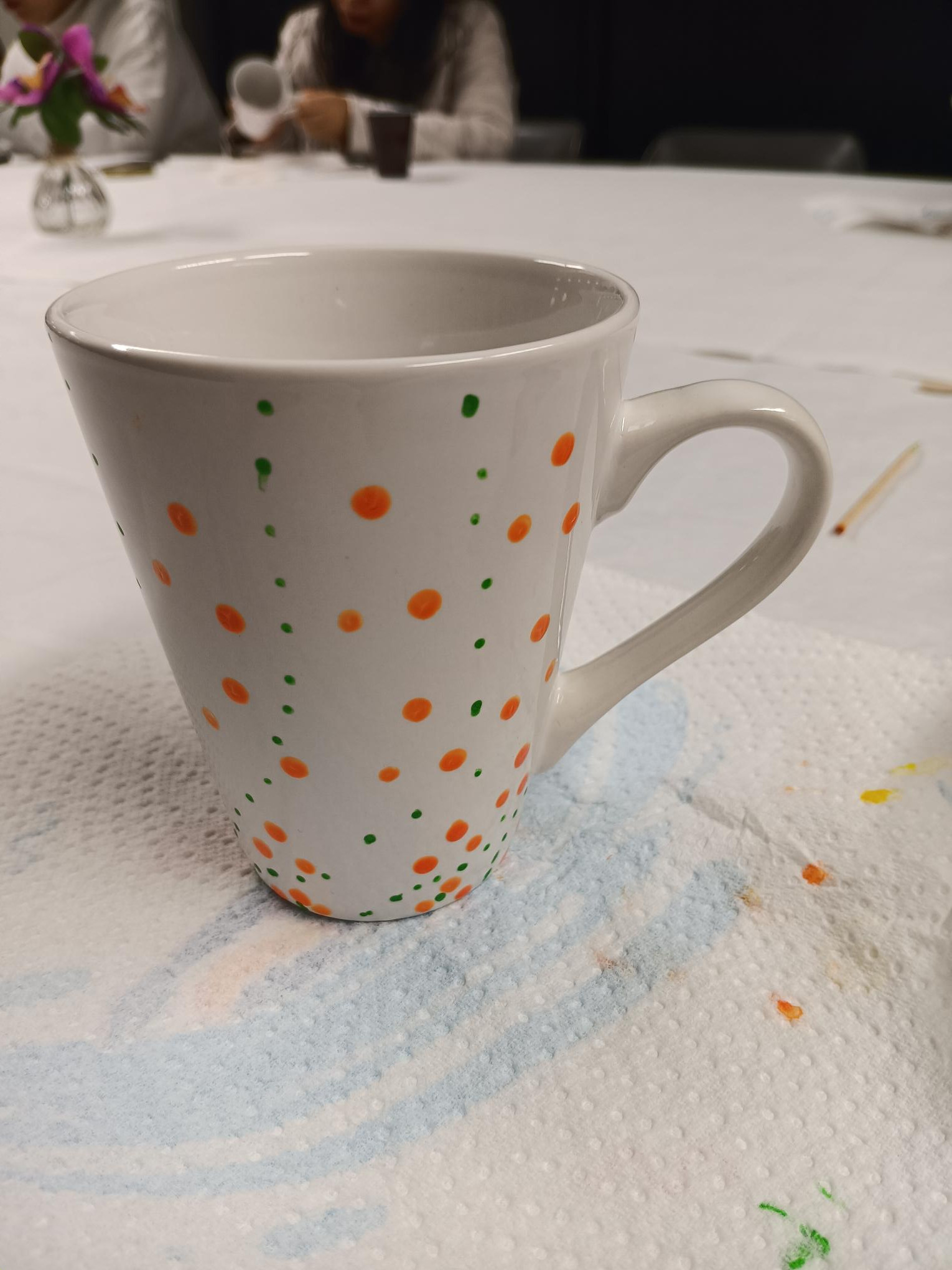 Kinderfeestje,  stippen op een mok of bord - Foto