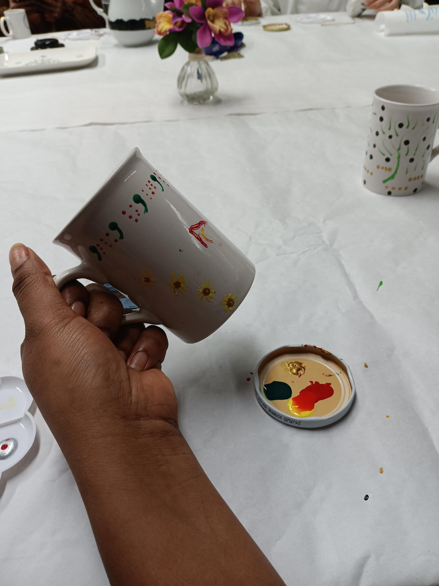Kinderfeestje,  stippen op een mok of bord - Foto