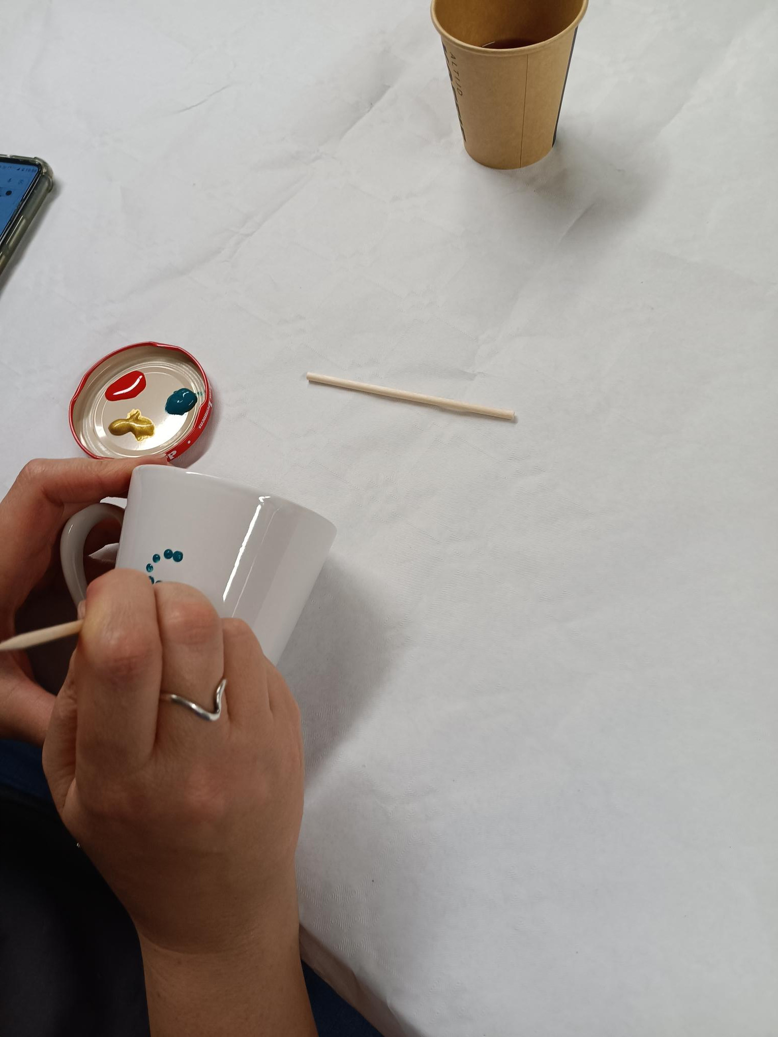Kinderfeestje,  stippen op een mok of bord - Foto