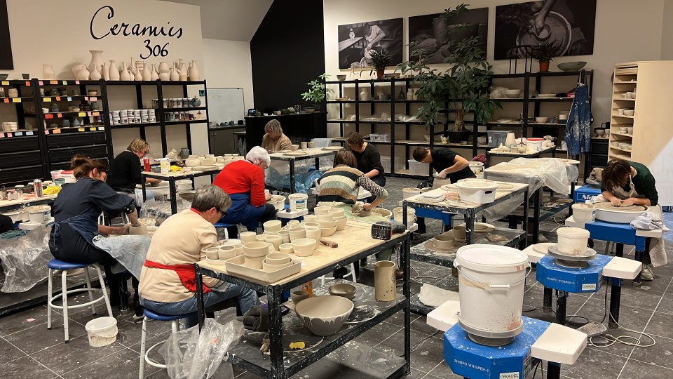 Pottenbakken met de draaischijf - Hele dag keramiek workshop - Foto