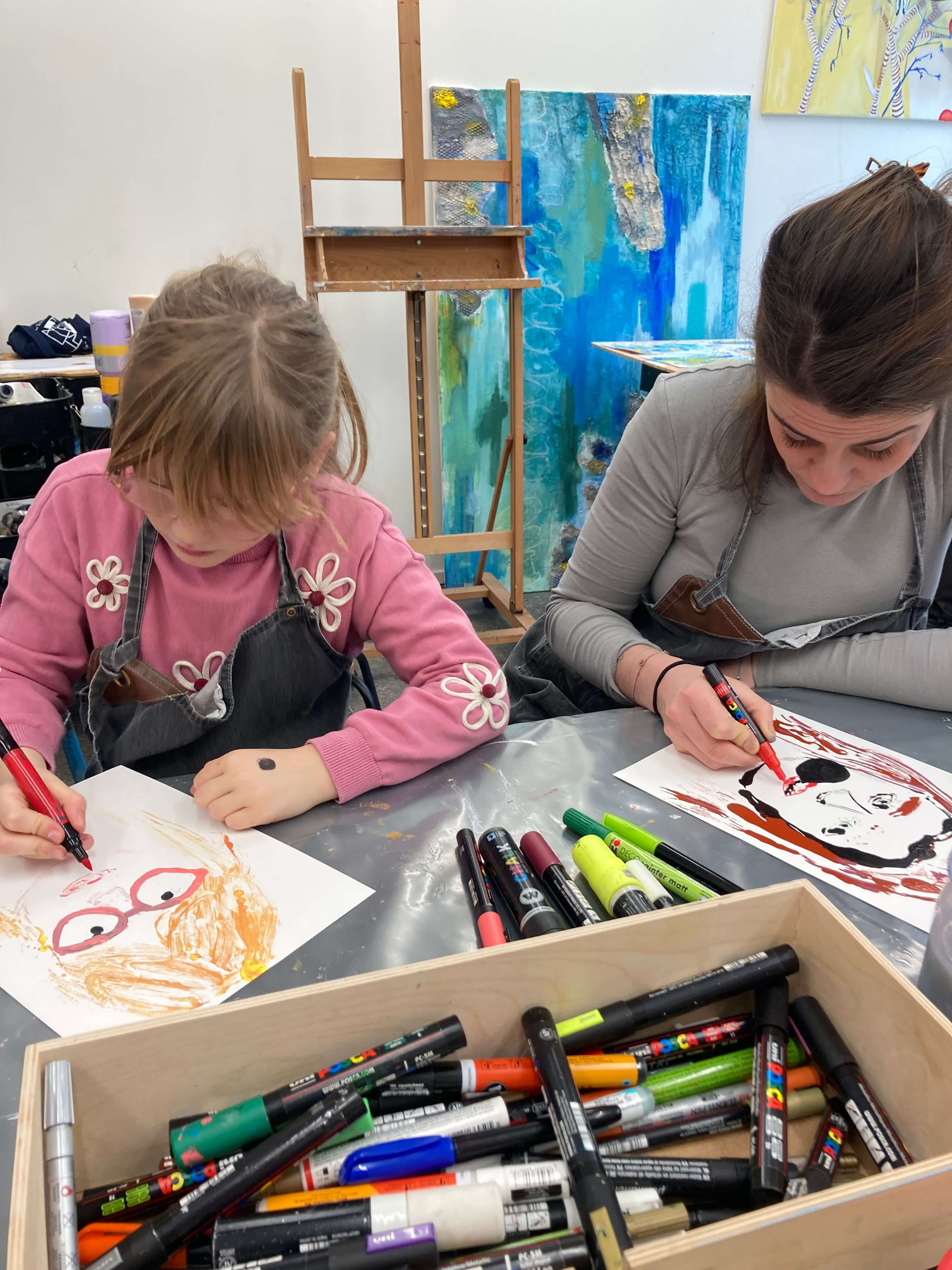 Kind en (groot)ouder maken samen een portret - Foto