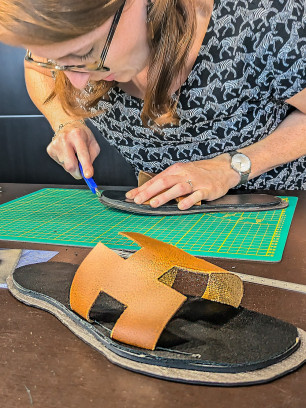 Lederen sandalen op maat maken