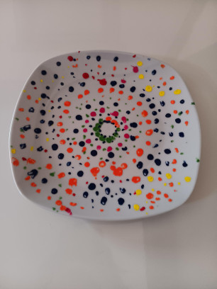 Kinderfeestje,  stippen op een mok of bord