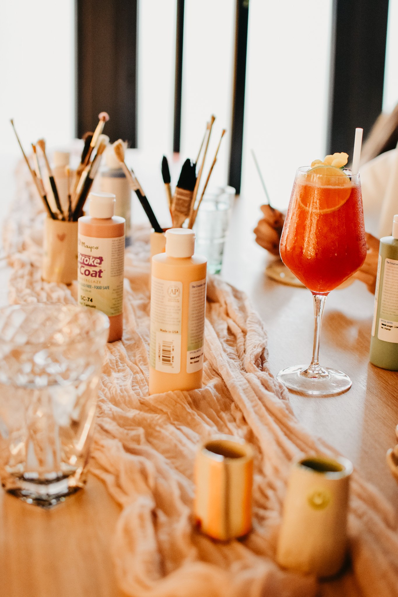 Pottery Painting & Sip Workshop @ De Vleeshalle 🎨🍸 17u-19u - Foto