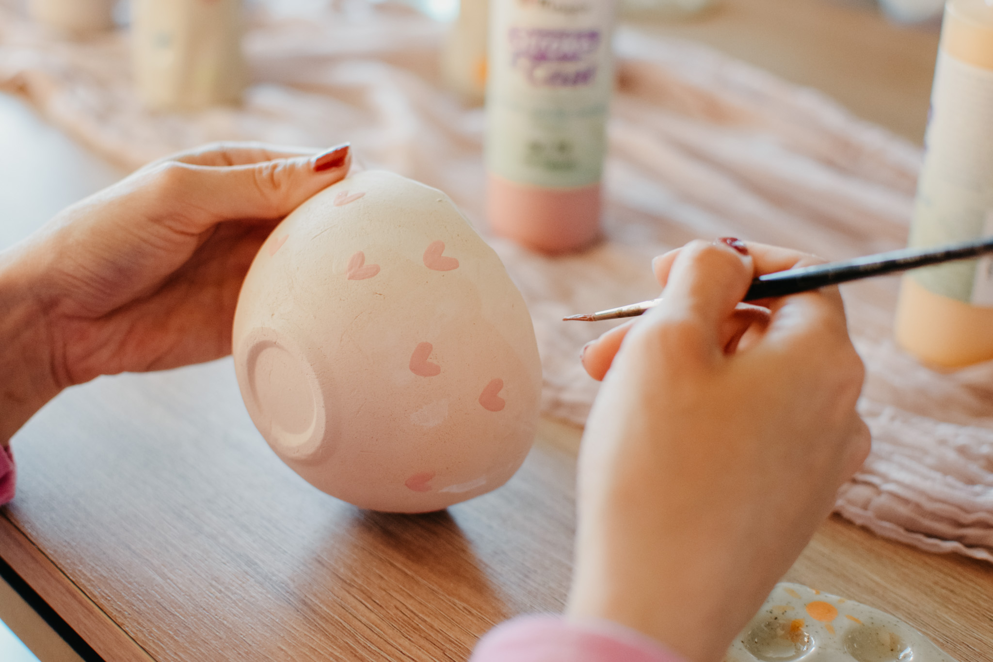 Pottery Painting & Sip Workshop @ De Vleeshalle 🎨🍸 17u-19u - Foto