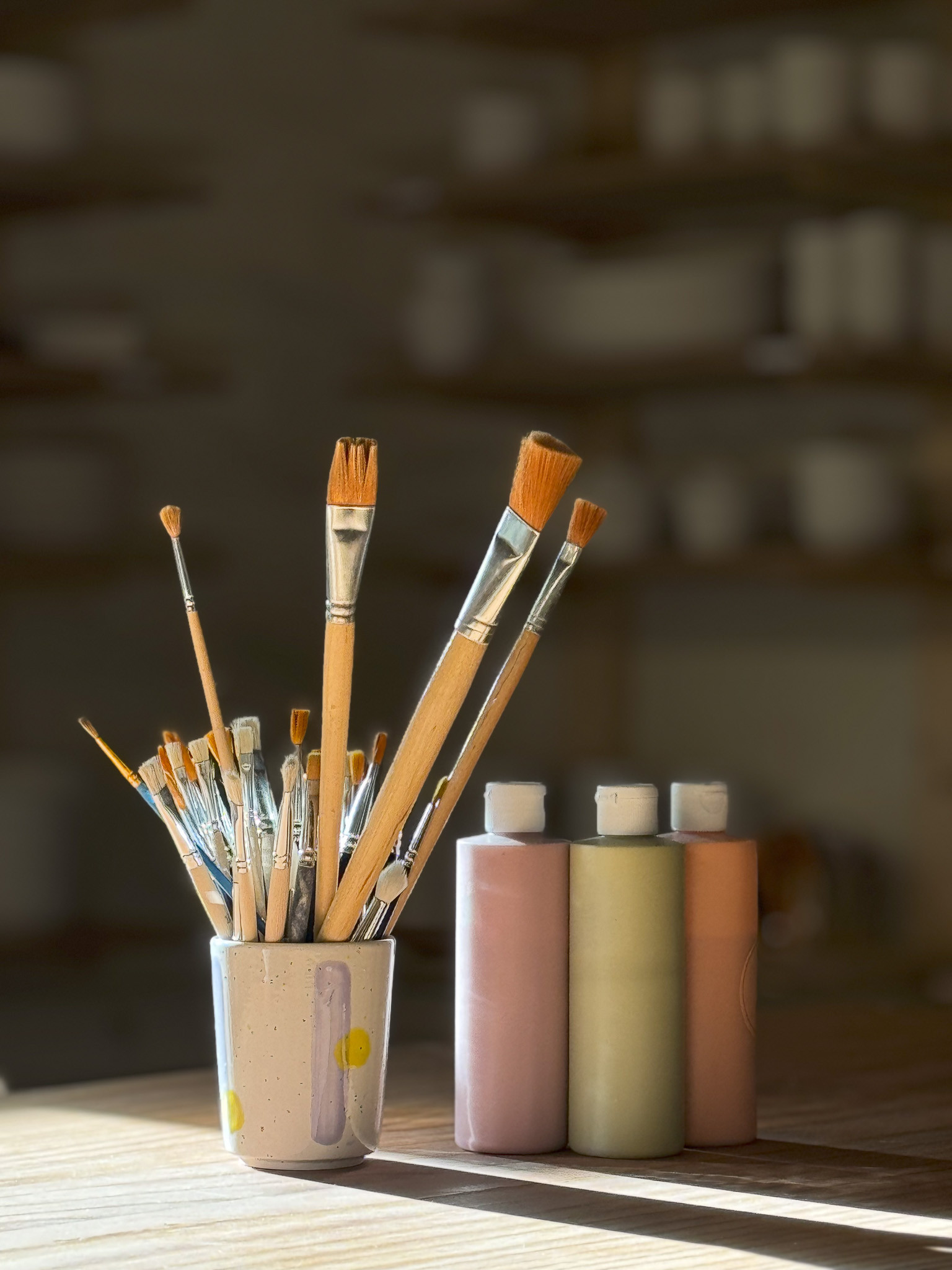 Pottery painting - potten en penselen - Foto