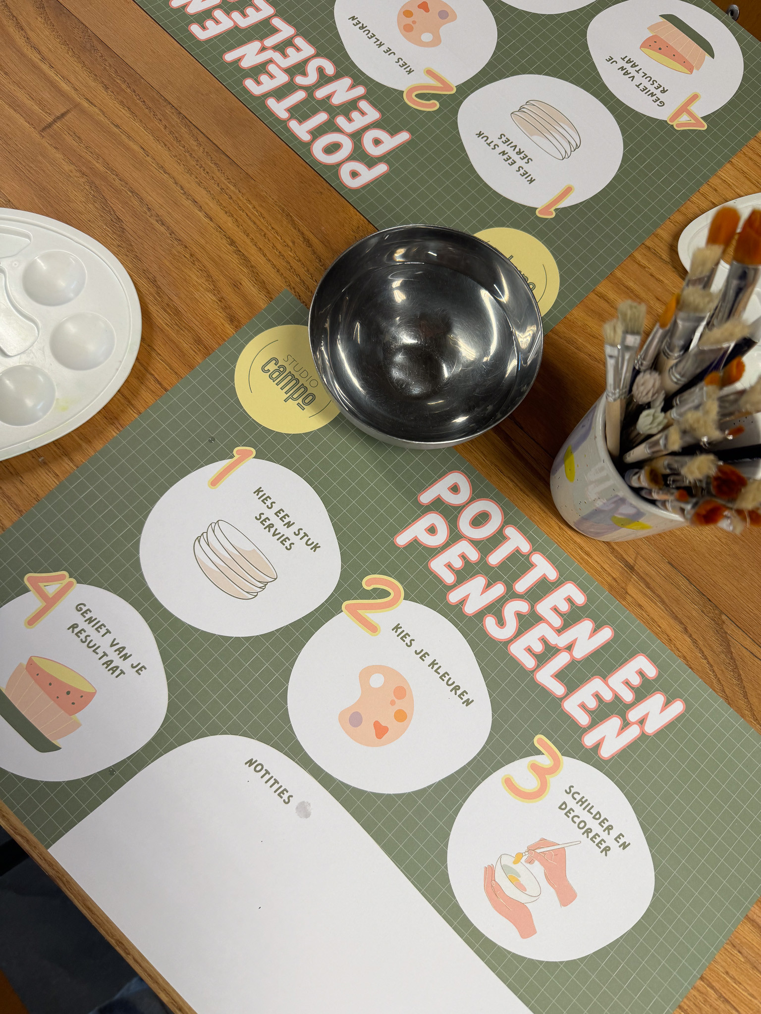 Pottery painting - potten en penselen - Foto
