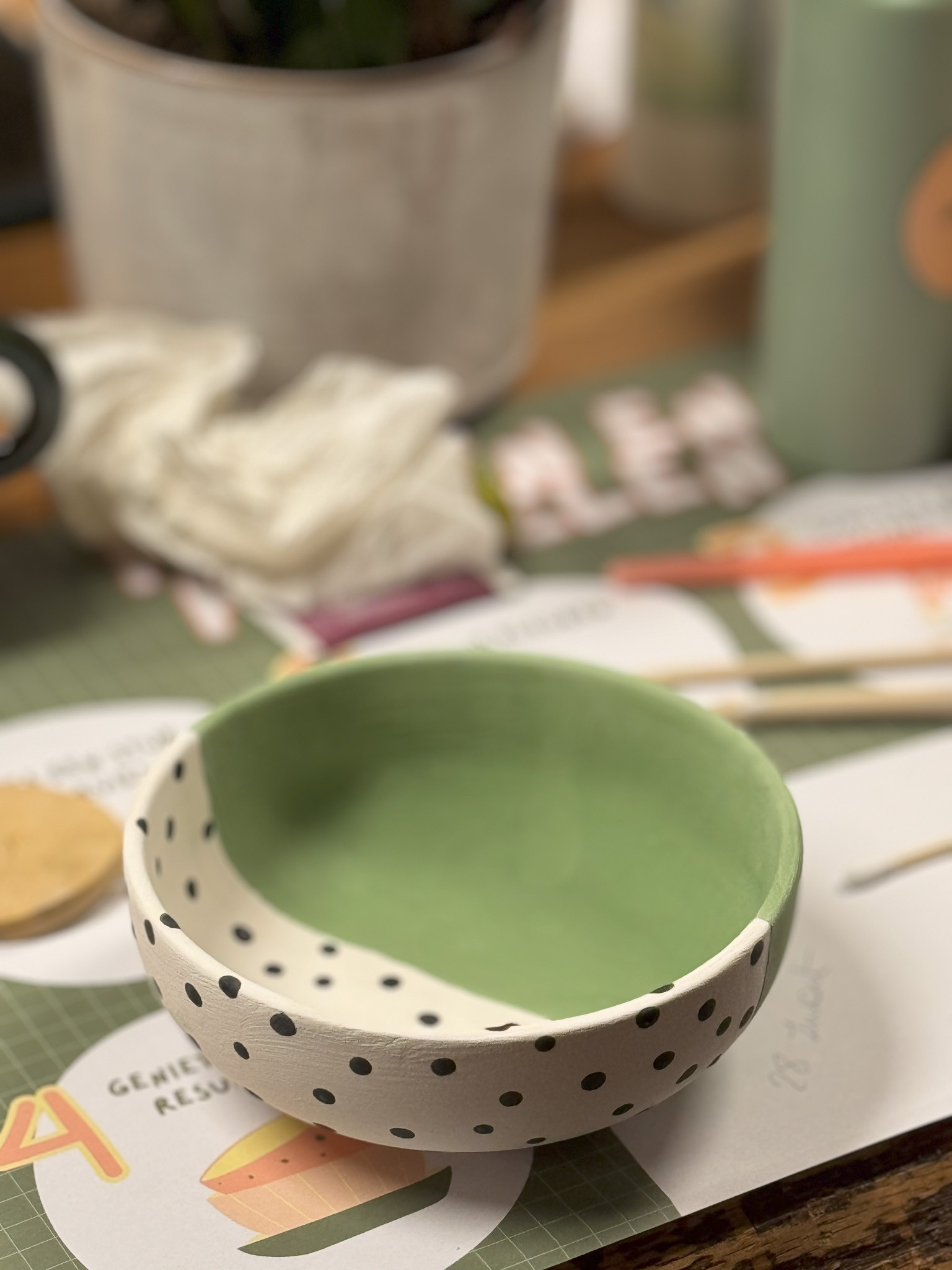 Pottery painting - potten en penselen - Foto