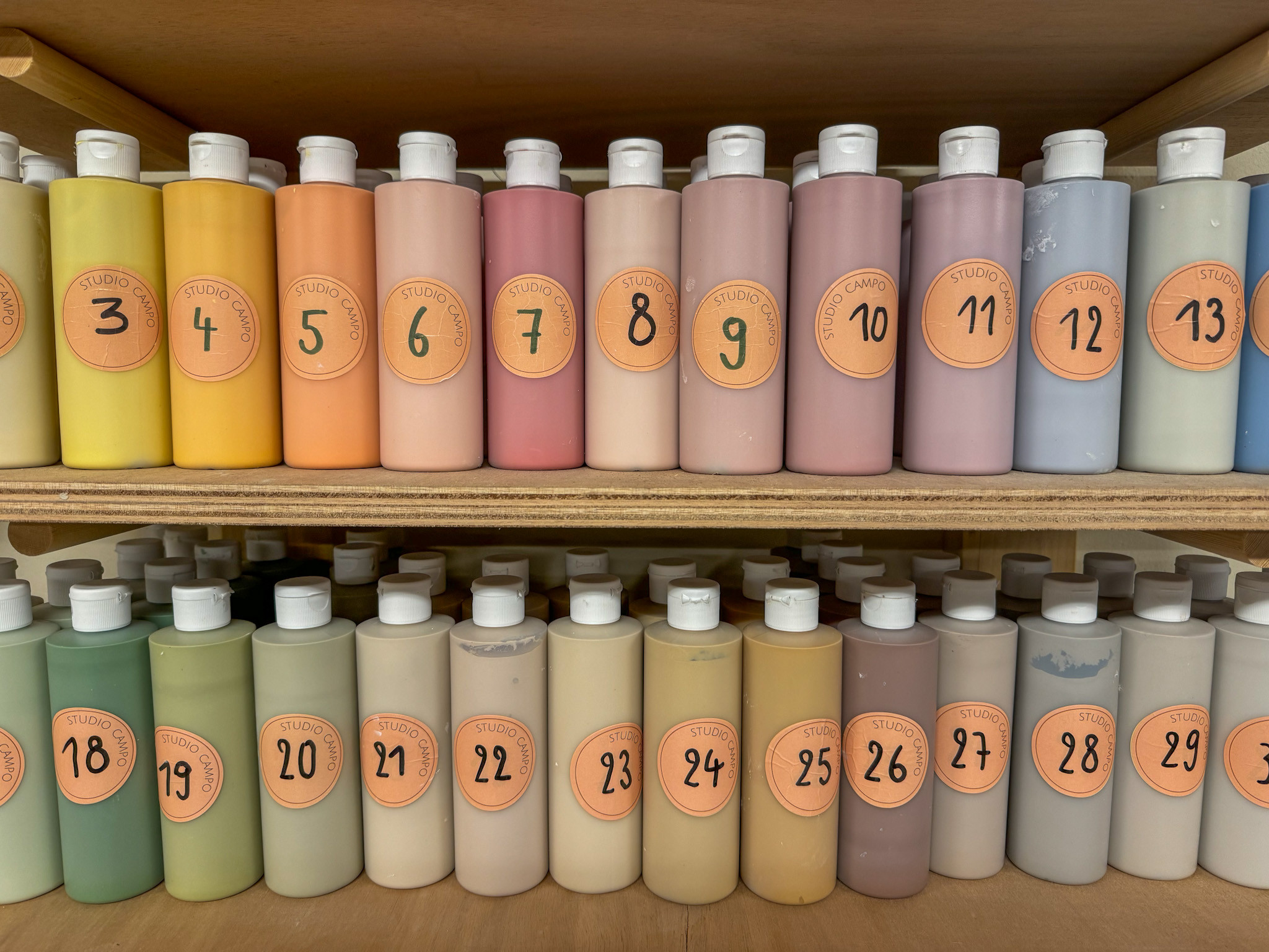 Pottery painting - potten en penselen - Foto