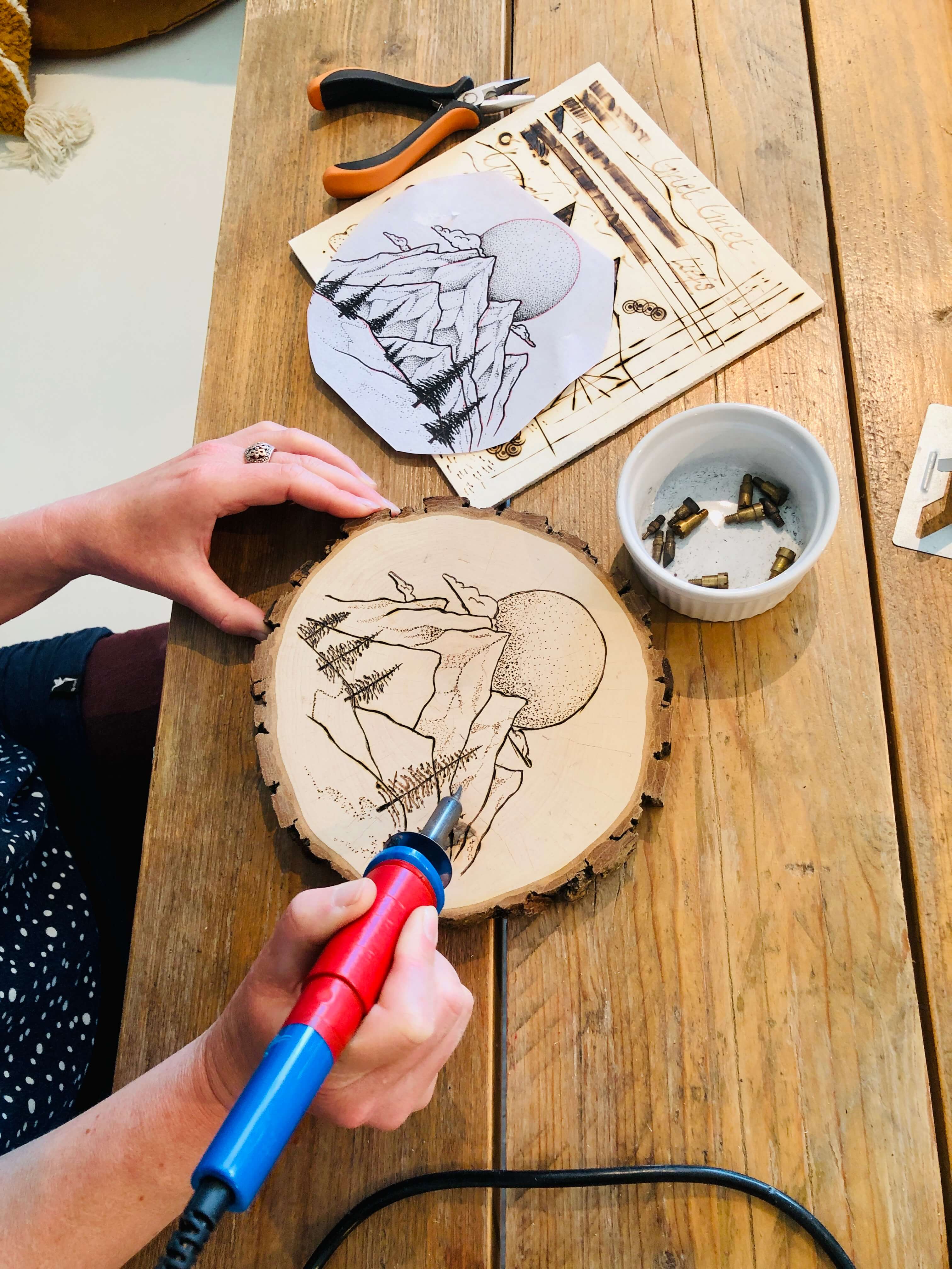 Pyrografie, de kunst van het houtbranden - Foto