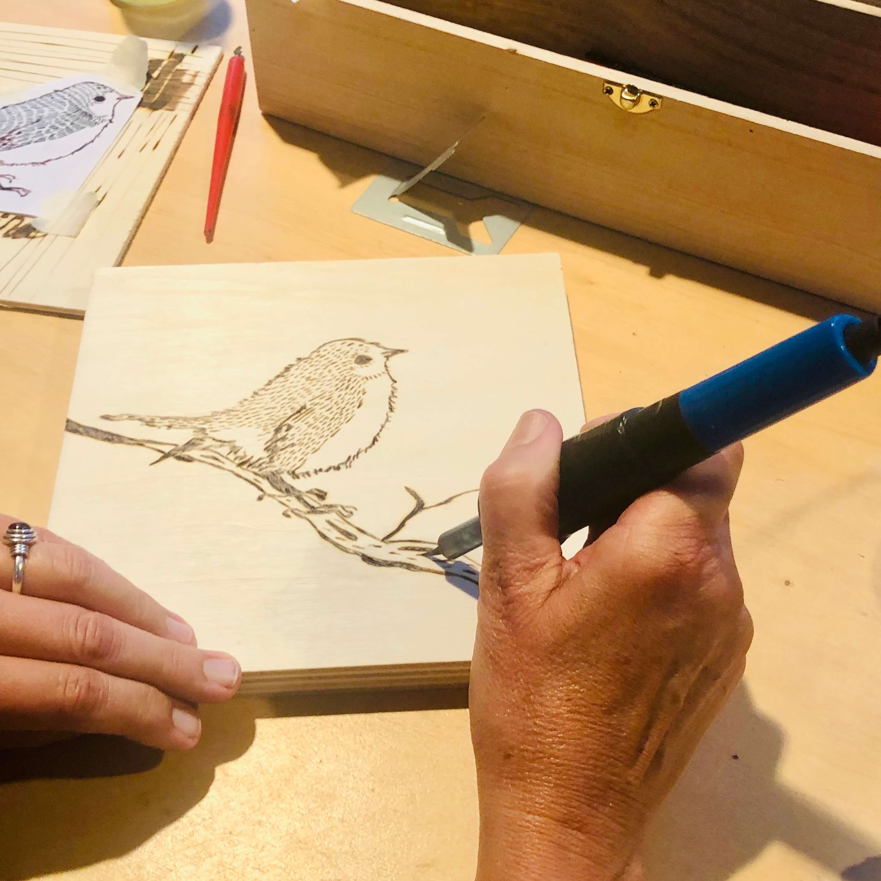 Pyrografie, de kunst van het houtbranden - Foto