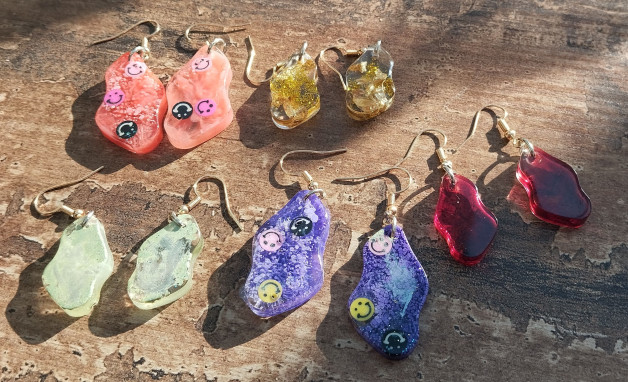 oorbellen en/of sleutelhangers