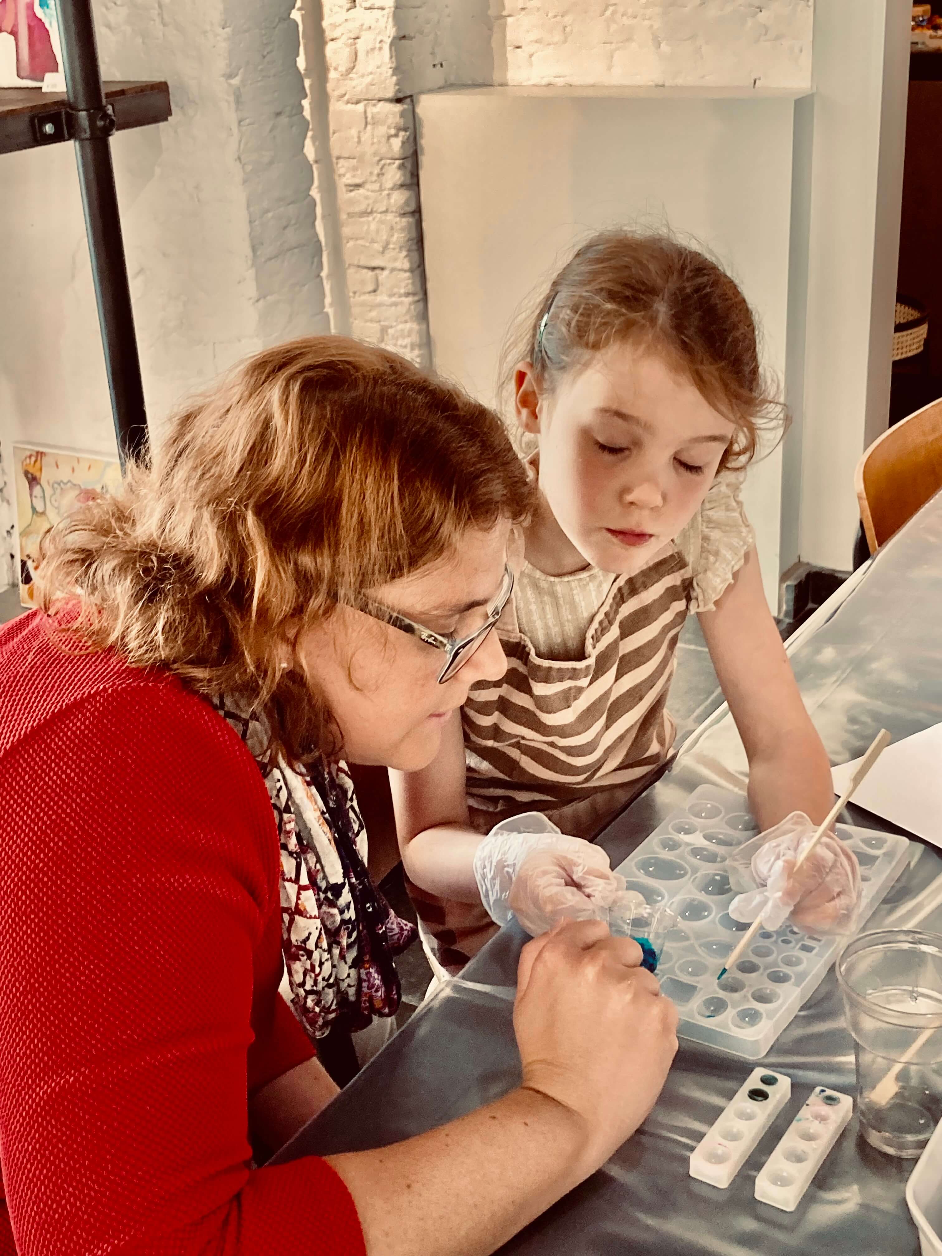 Schitter met je eigen juwelen, workshop juwelen in hars (resin) - Foto