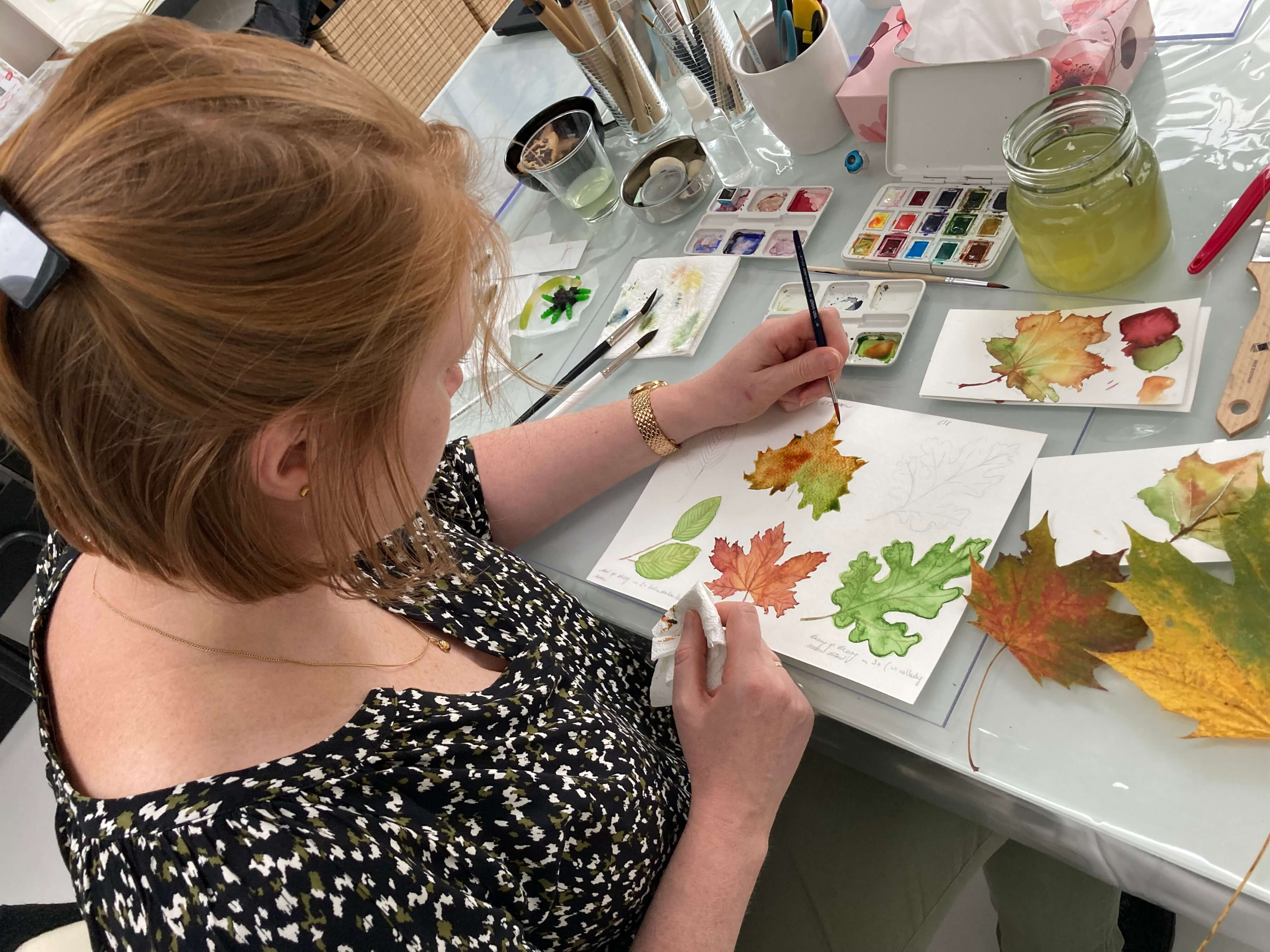 🍁 Aquarel in gouden tinten  - de dans van de herfstbladeren op papier 🍁 - Foto