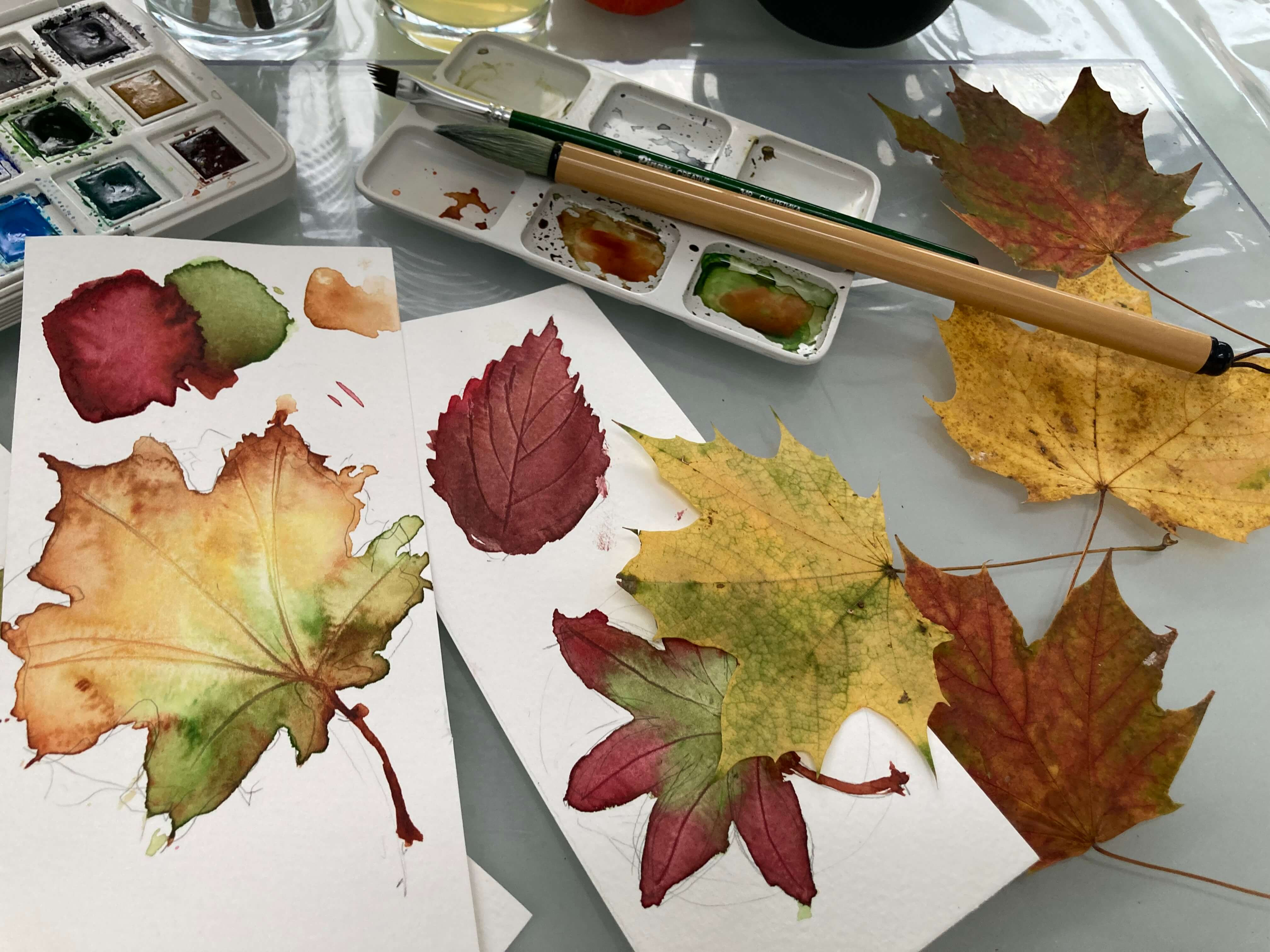 🍁 Aquarel in gouden tinten  - de dans van de herfstbladeren op papier 🍁 - Foto