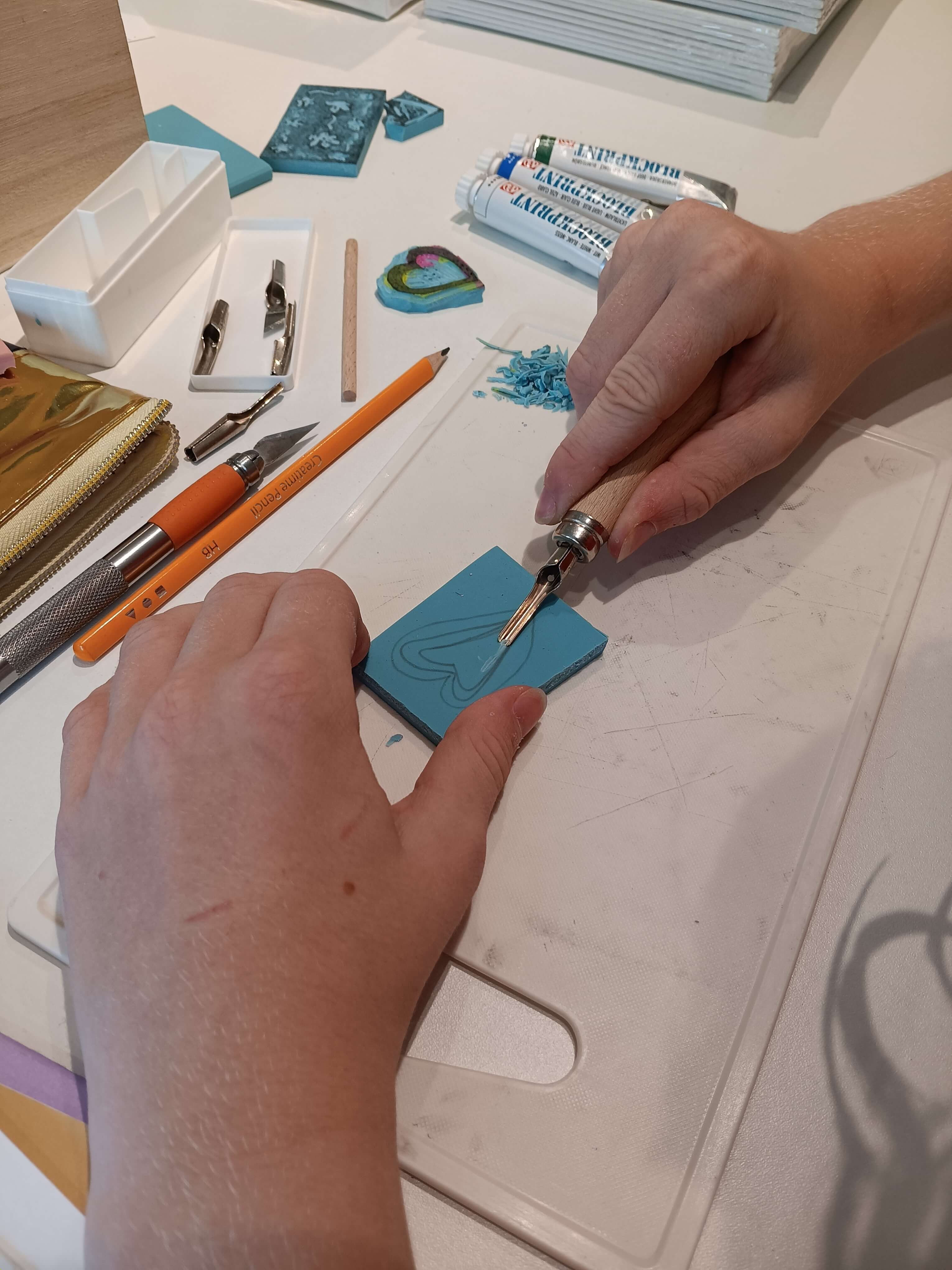 Blokprinten op textiel: ontwerp je eigen totebag - Foto