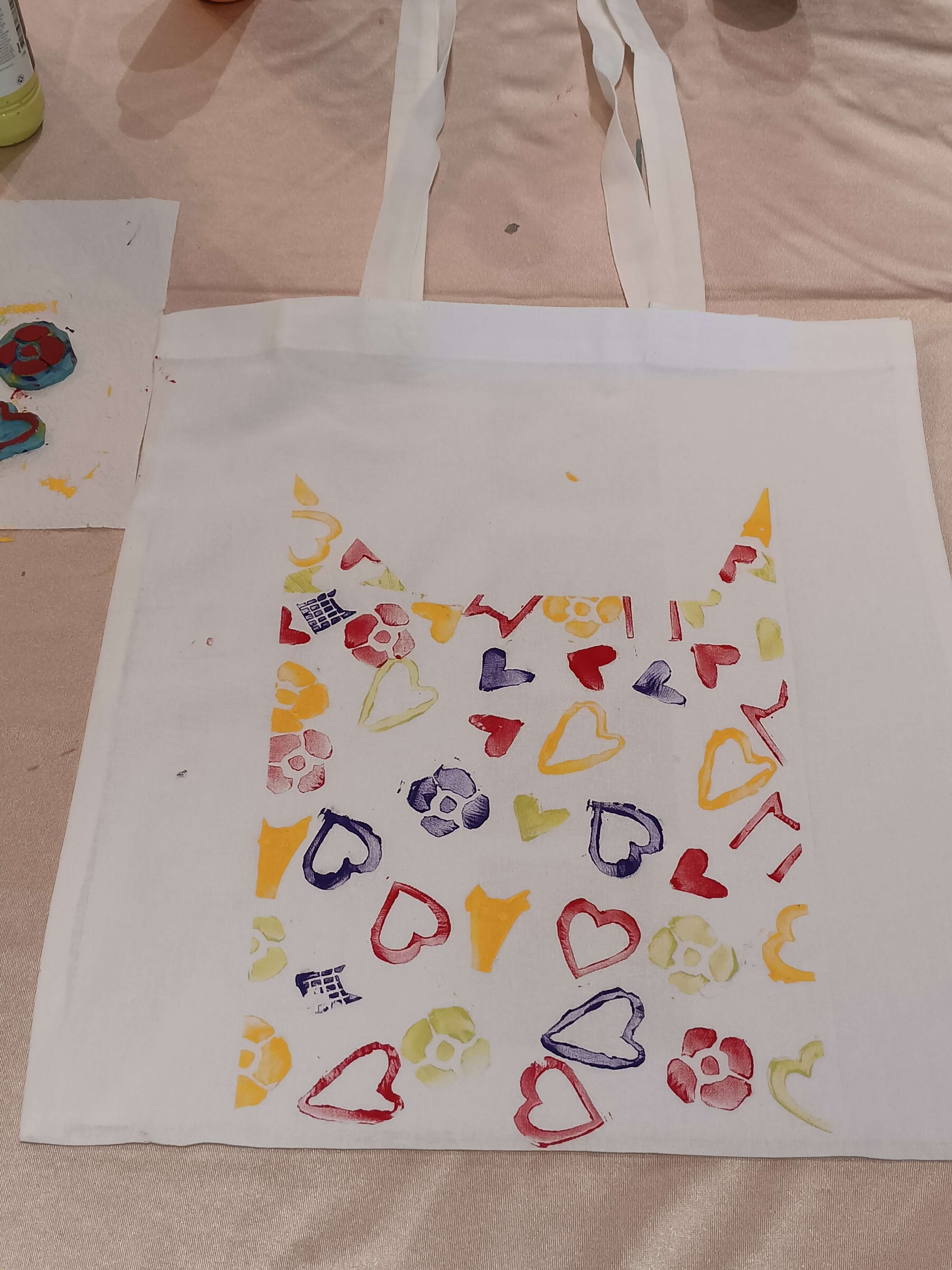 Blokprinten op textiel: ontwerp je eigen totebag - Foto