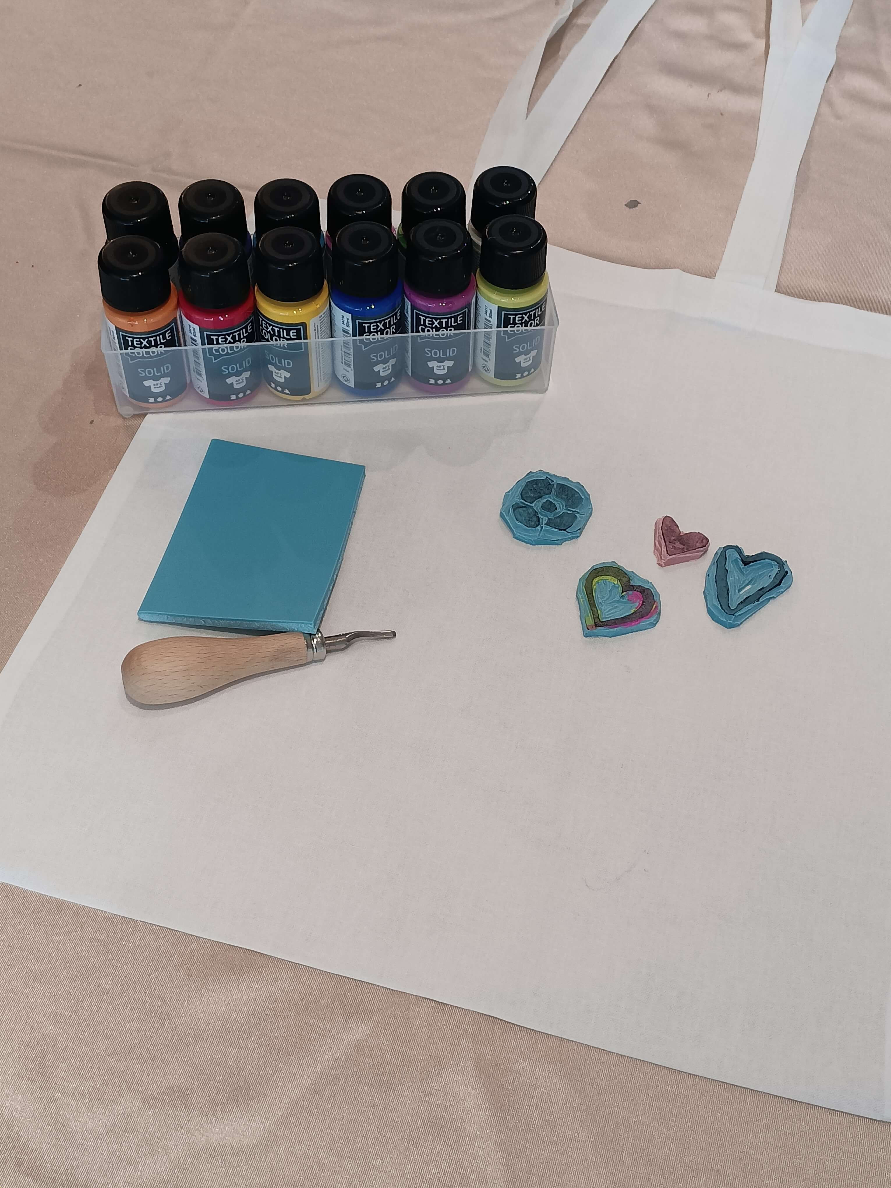 Blokprinten op textiel: ontwerp je eigen totebag - Foto