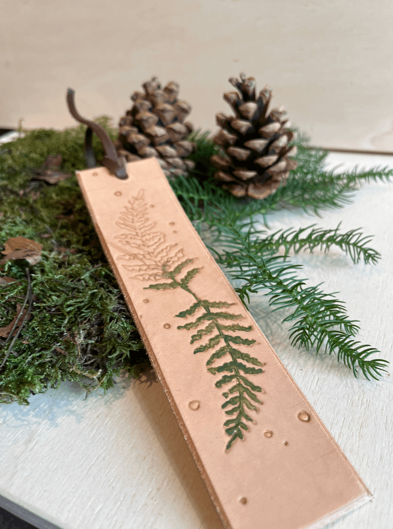 Lederen boekenlegger met leather carving @Libelle Winterfair  - 13/11/2025 om 15u15 - Foto