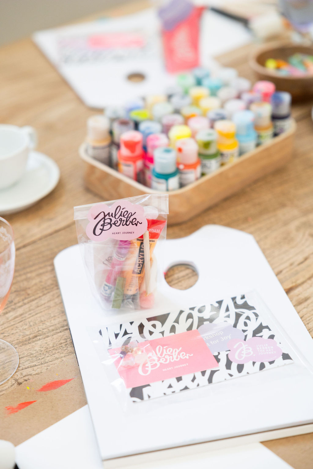 'Painting for Joy' op aanvraag @Julie's Studio - Foto