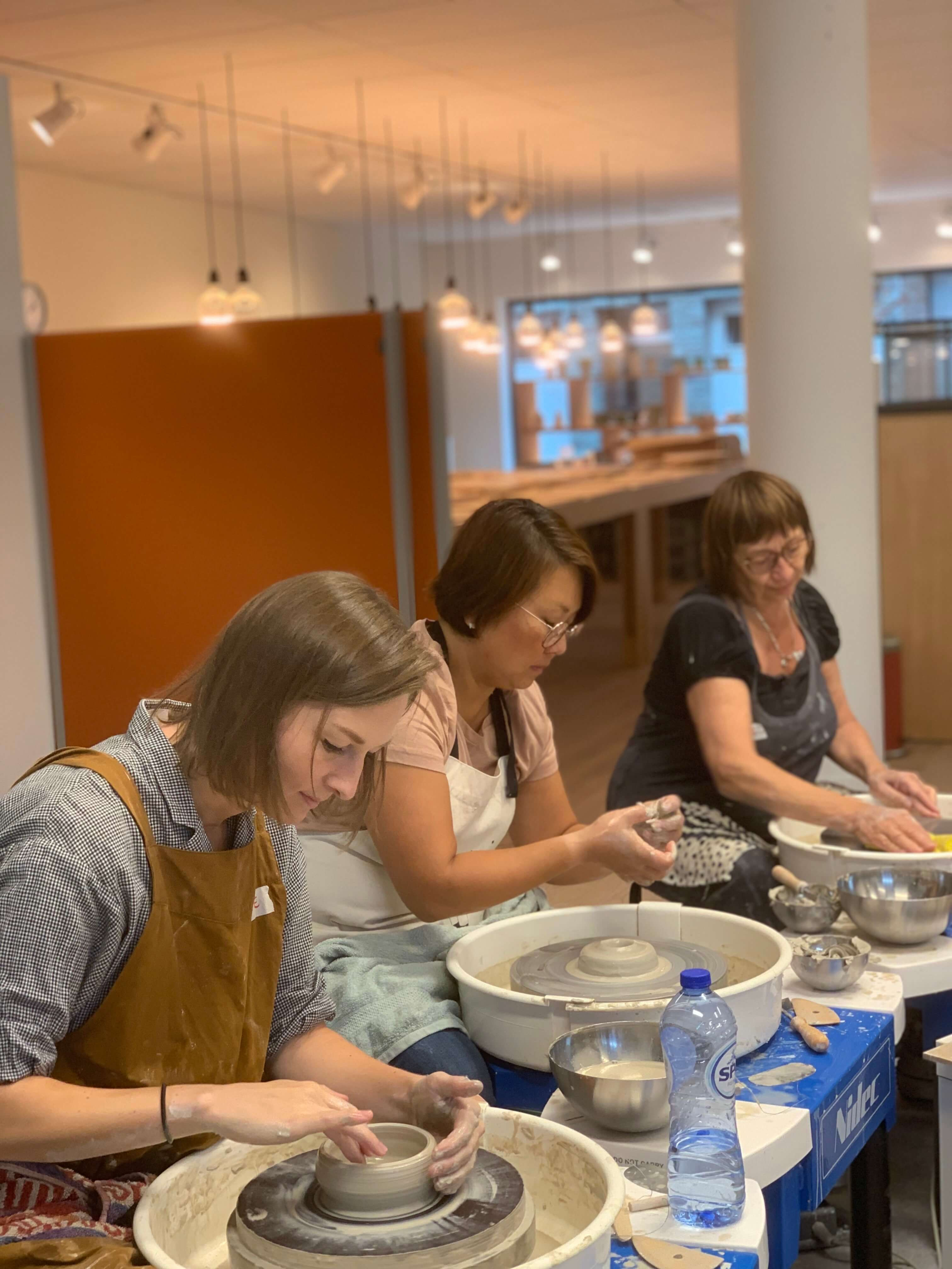 Teambuilding keramiek: inititatie aan de draaischijf - Foto