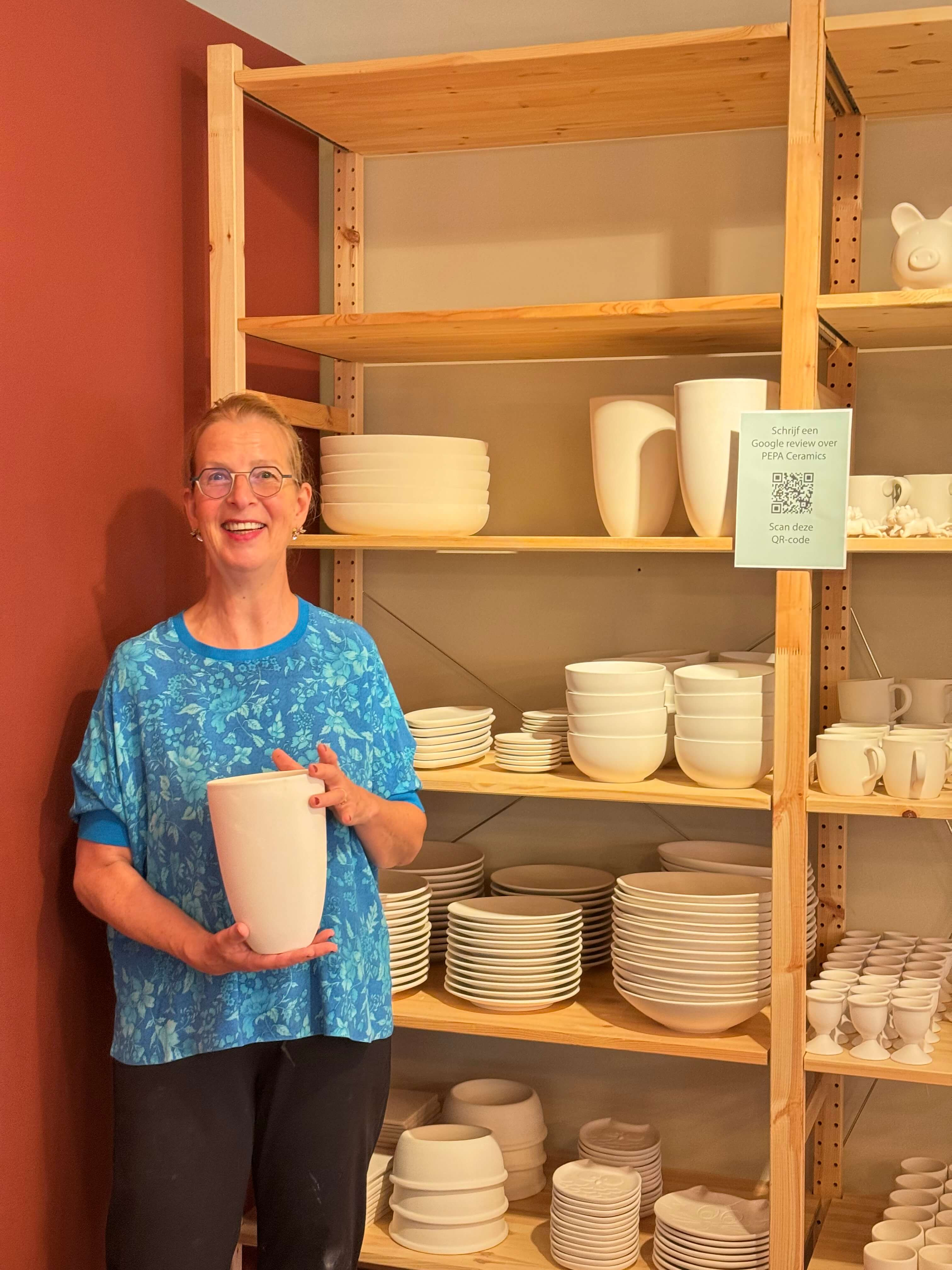 Teambuilding Pottery Painting. Decoreer je servies. - Foto