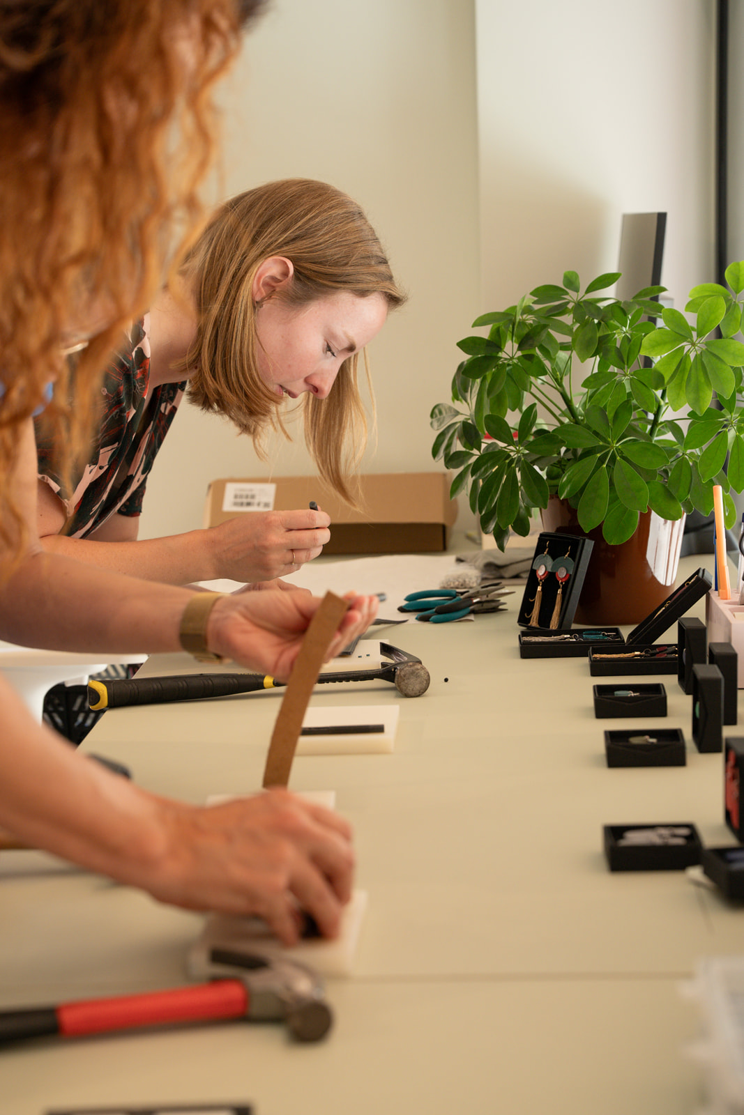 Ouder-kind workshop: kleine lederen accessoires
