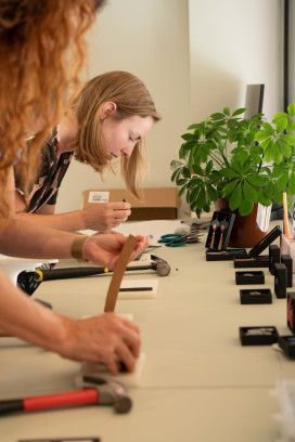 Ouder-kind workshop: kleine lederen accessoires