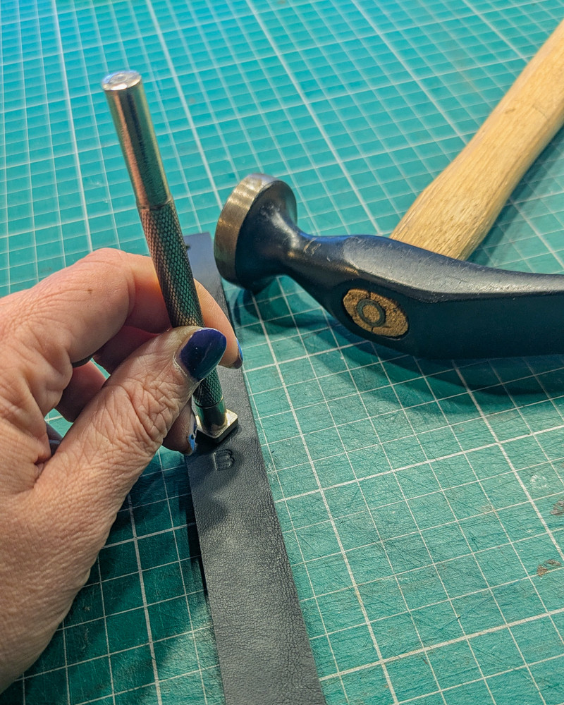 Ouder-kind workshop: kleine lederen accessoires - Foto