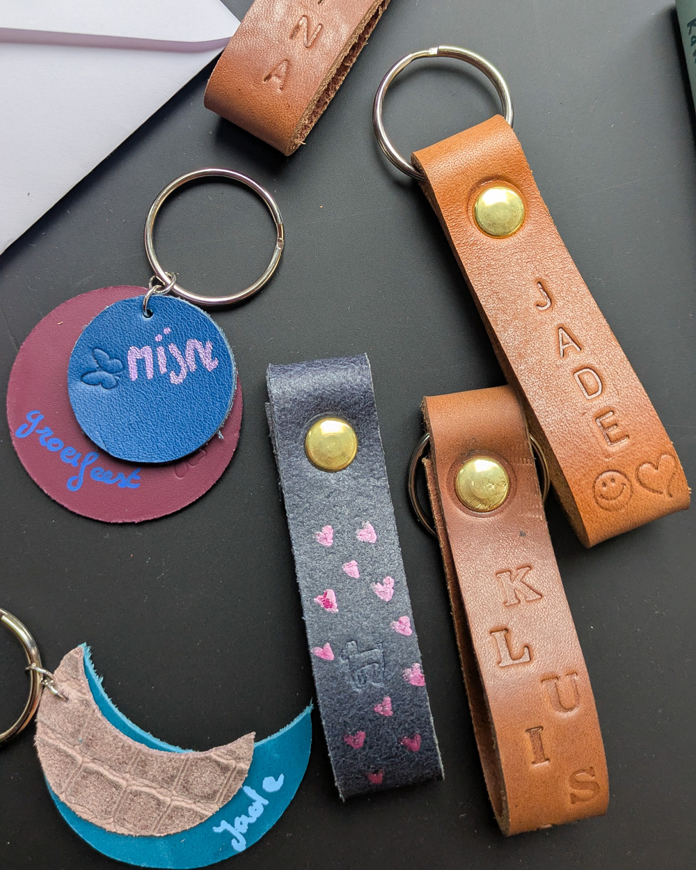 Ouder-kind workshop: kleine lederen accessoires - Foto