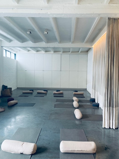 YOGA OP HET WERK / YOGA VOOR BEDRIJVEN / STUDIO SLOW - Foto