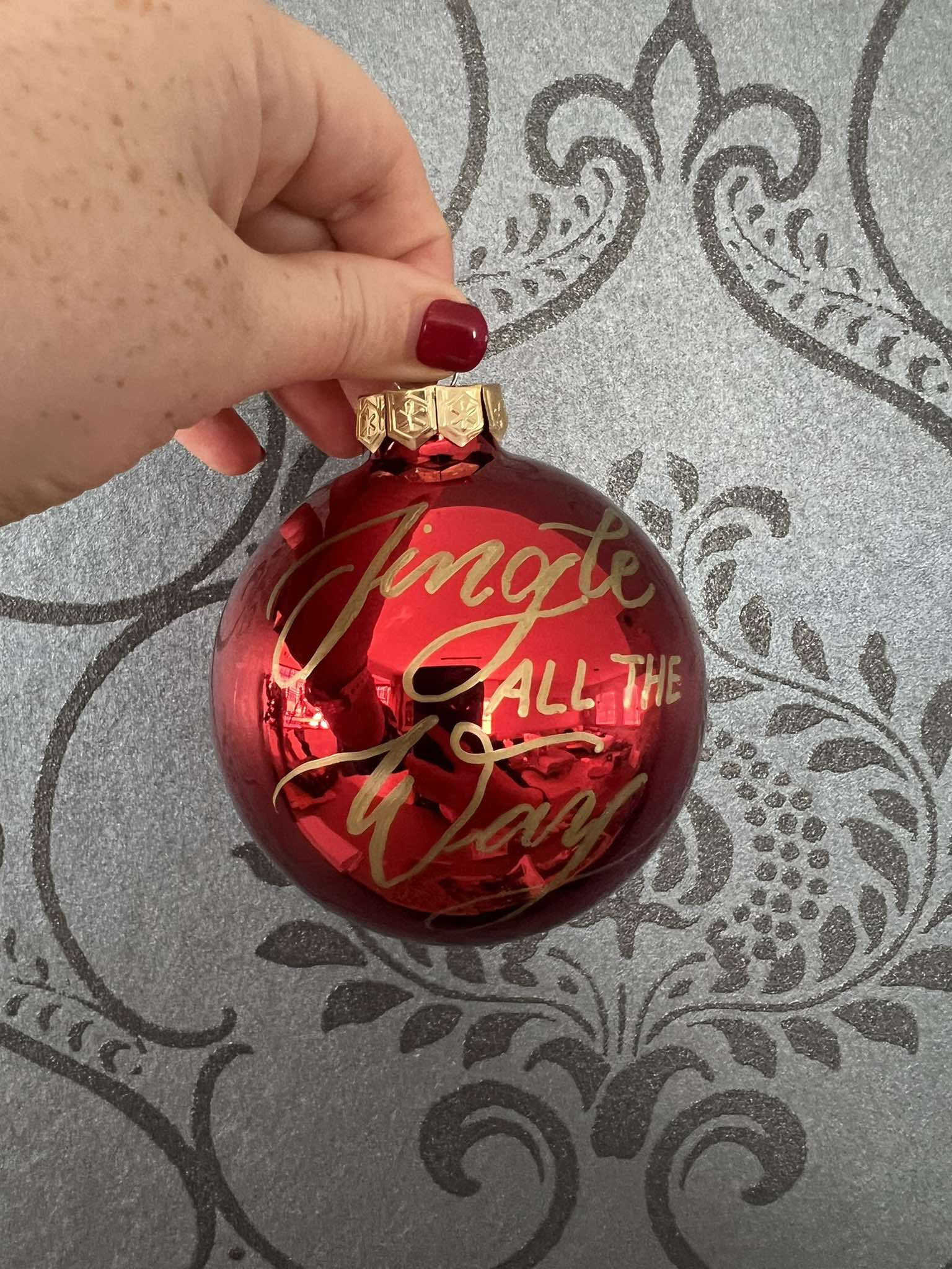 Workshop handletteren basis en ga naar huis met 2 geschreven kerstballen! - Foto