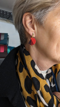 Oorbellen in leer workshop